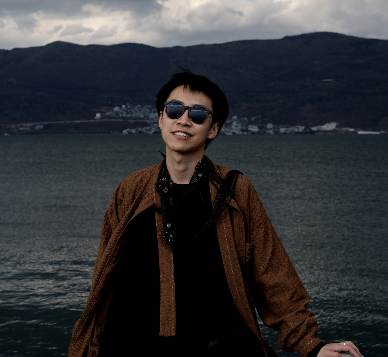 张柯易 Key 在湖边的肖像照片