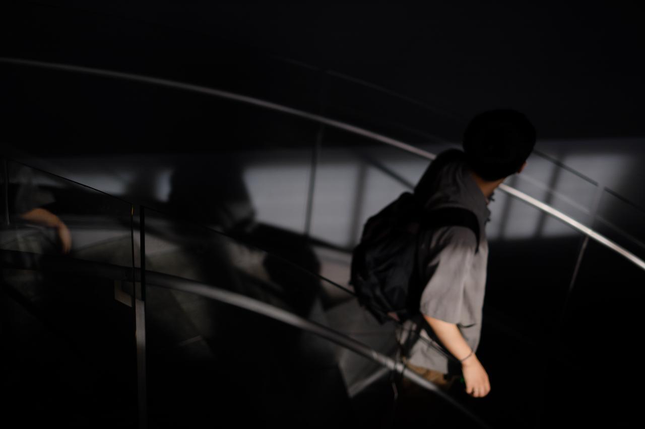 张柯易 Key 行走在暗色楼梯中的侧影