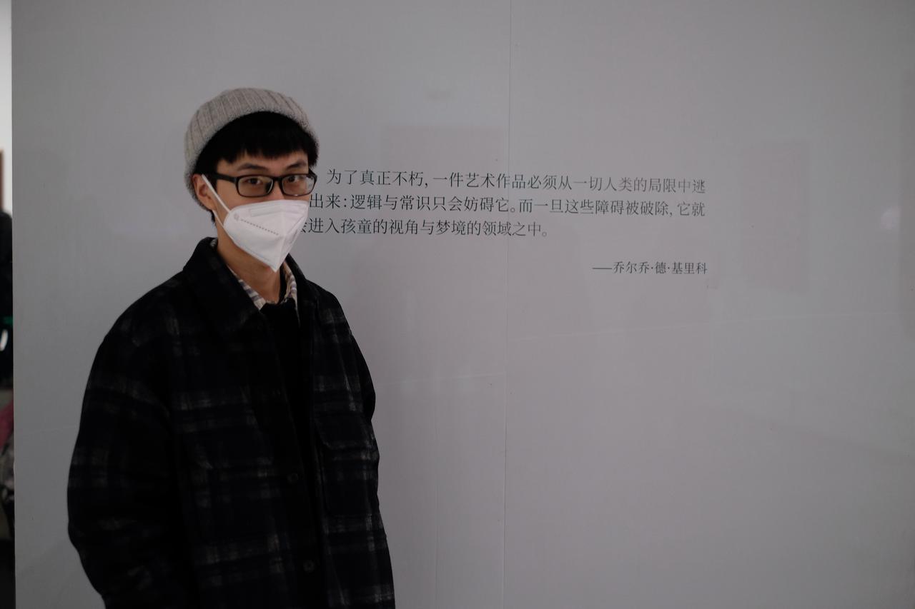张柯易 Key 站在文字墙前